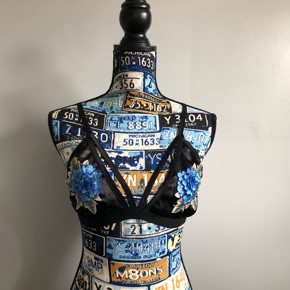 Embroidered Floral V Neck Strappy Bra - Picture 7 of 8